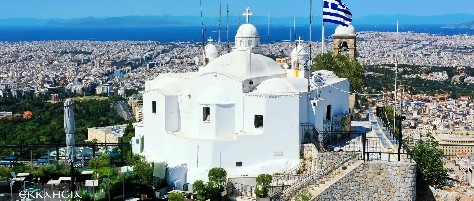 A branquíssima capela de Agios Georgios no cume do Licabeto