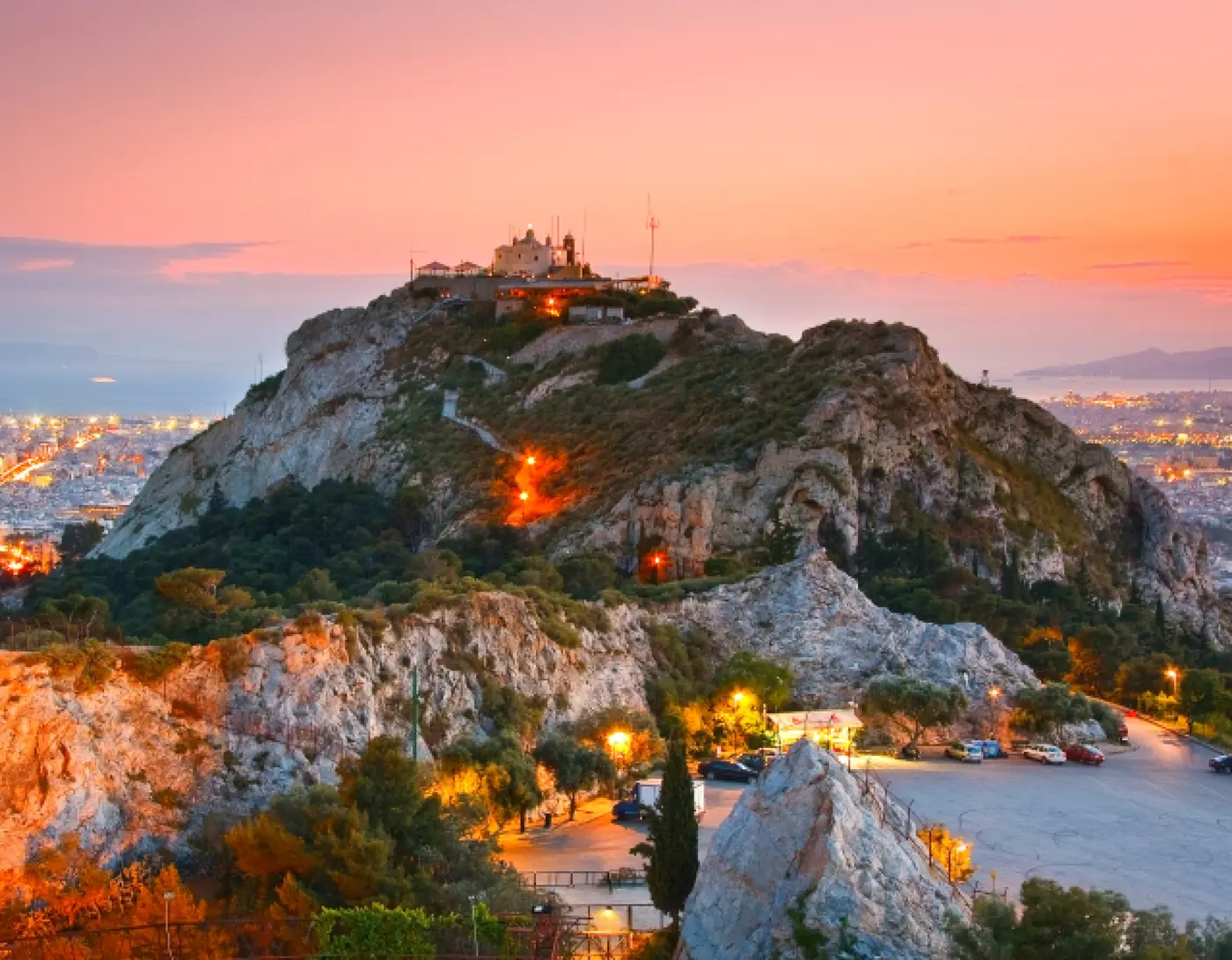 A colina do Licabeto com a capela de Agios Georgios no cume