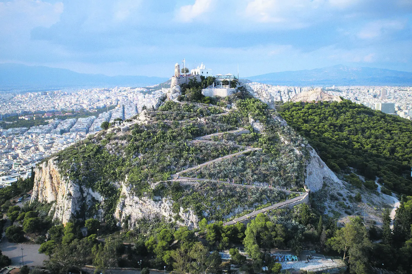 O Licabeto ergue-se acima dos edifícios de Atenas