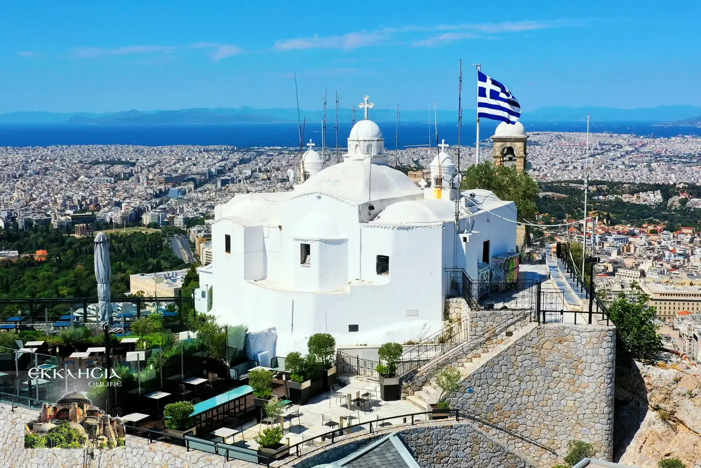 A branquíssima capela de Agios Georgios no cume do Licabeto