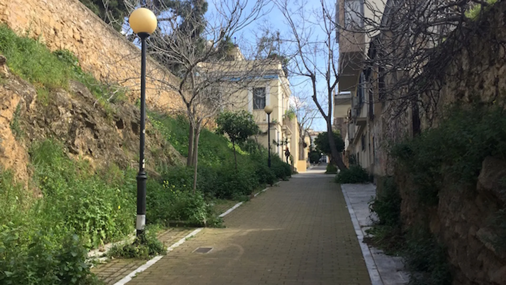 Σκαλωτό σοκάκι του Μετς με προπολεμικές βίλες σε αποχρώσεις ώχρας