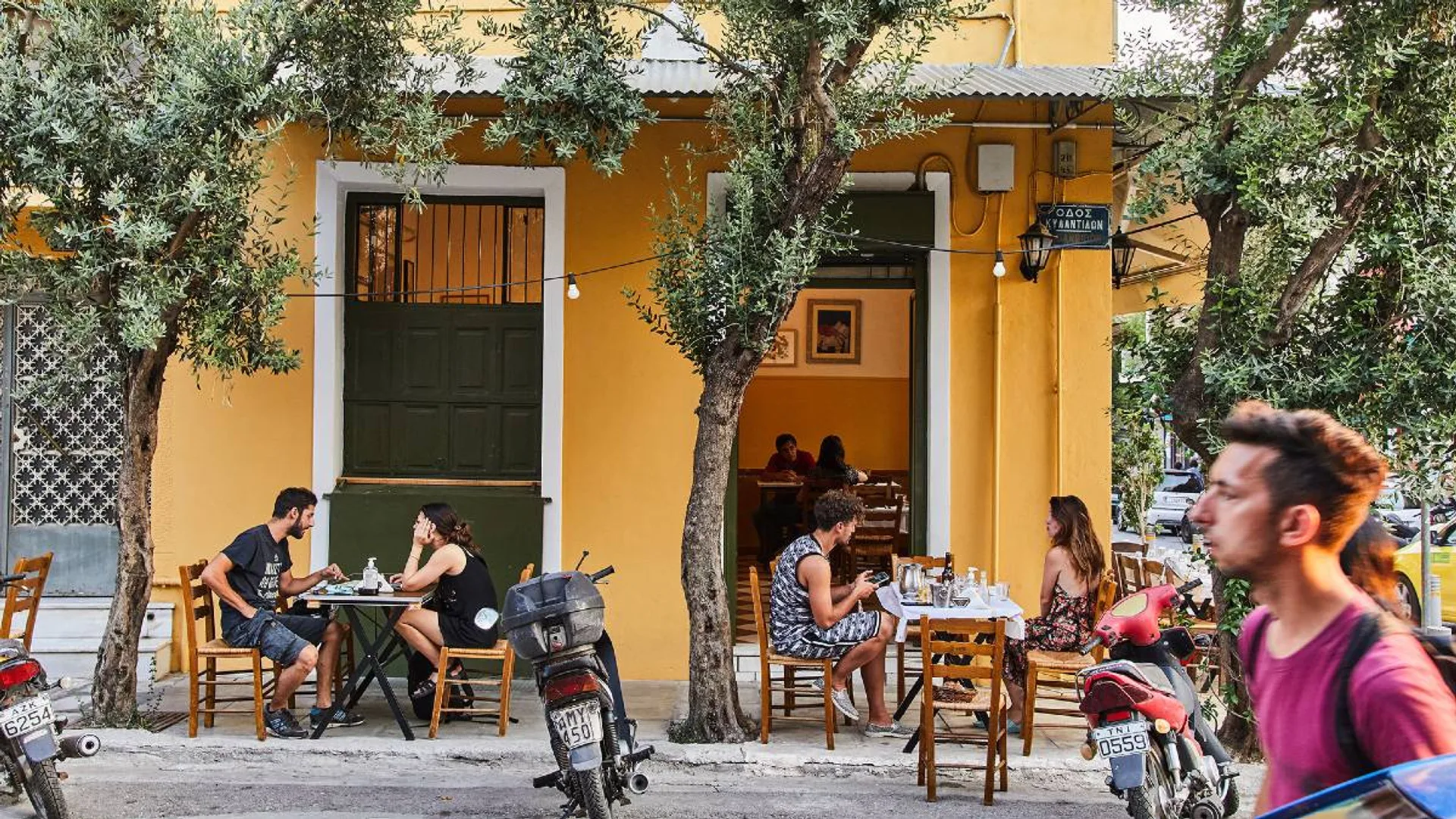 Παραδοσιακή ταβέρνα στα Πετράλωνα με τραπέζια στον πεζόδρομο