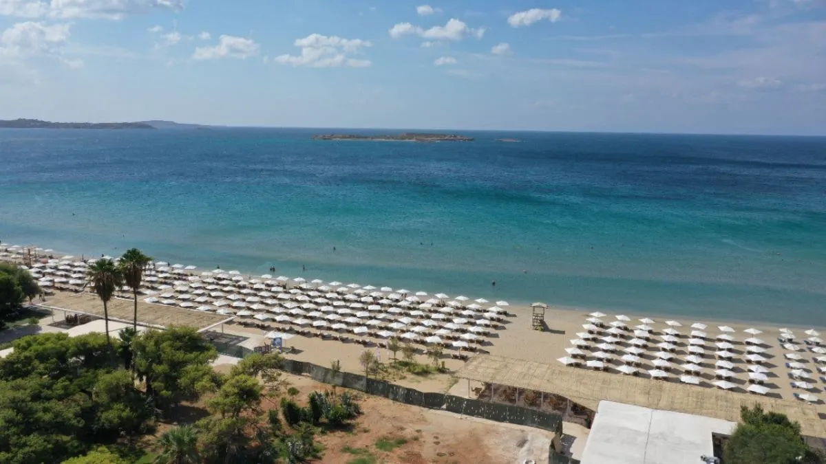 Der Strand von Voula von oben mit dem türkisblauen Wasser des Saronischen Golfs