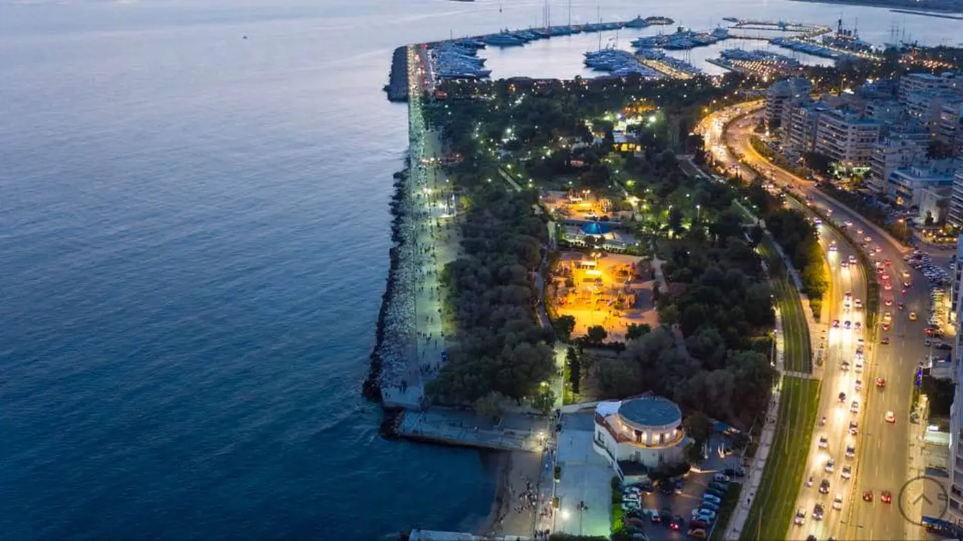 Σκάφη στη Μαρίνα Φλοίσβου με φόντο τον Σαρωνικό