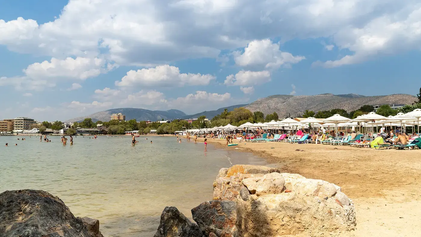 Η ακτή της Γλυφάδας από ψηλά με τα γαλάζια νερά του Σαρωνικού
