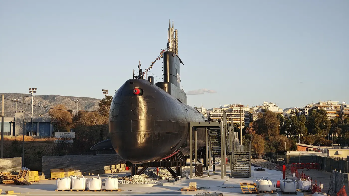 Το υποβρύχιο Πρωτεύς εκτεθειμένο δίπλα στο θωρηκτό Αβέρωφ