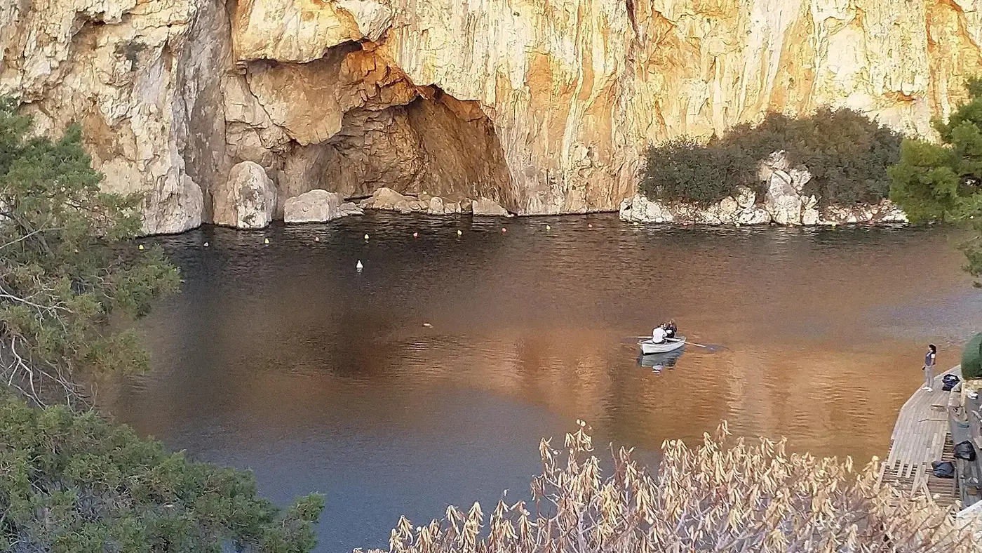 Κολυμβητές στη θερμή Λίμνη Βουλιαγμένης