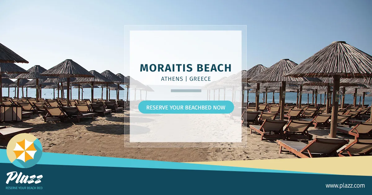 Moraitis Beach in Schinias: Reihen von Strohschirmen und Holzliegen im Sand, dahinter das Meer