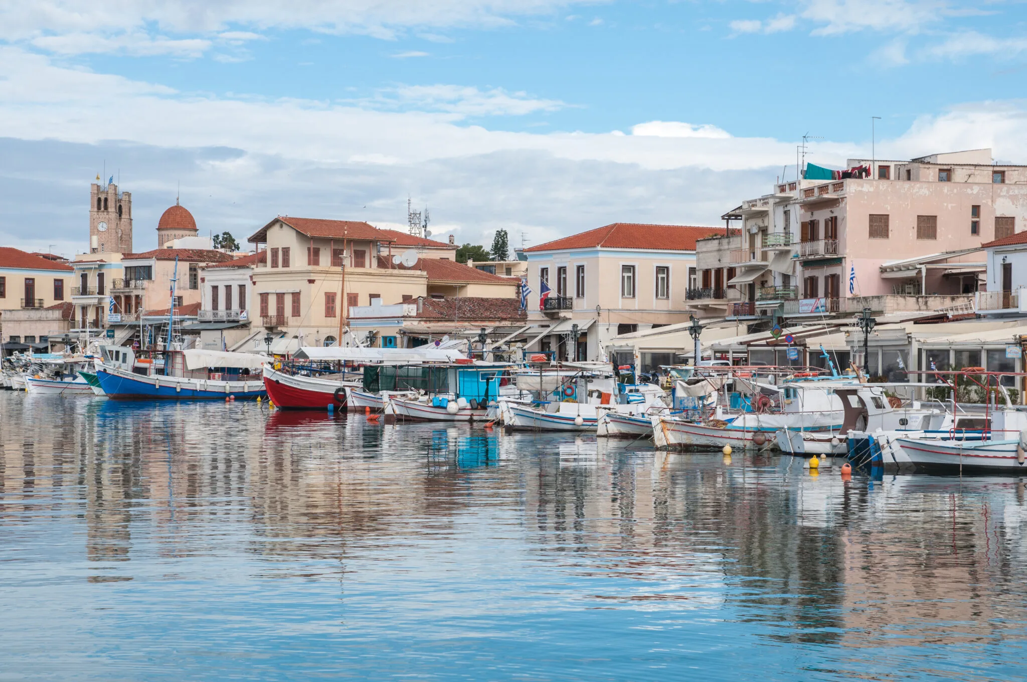 Frente marítima de Egina com barcos de pesca tradicionais e bancas de pistácios, Golfo Sarónico