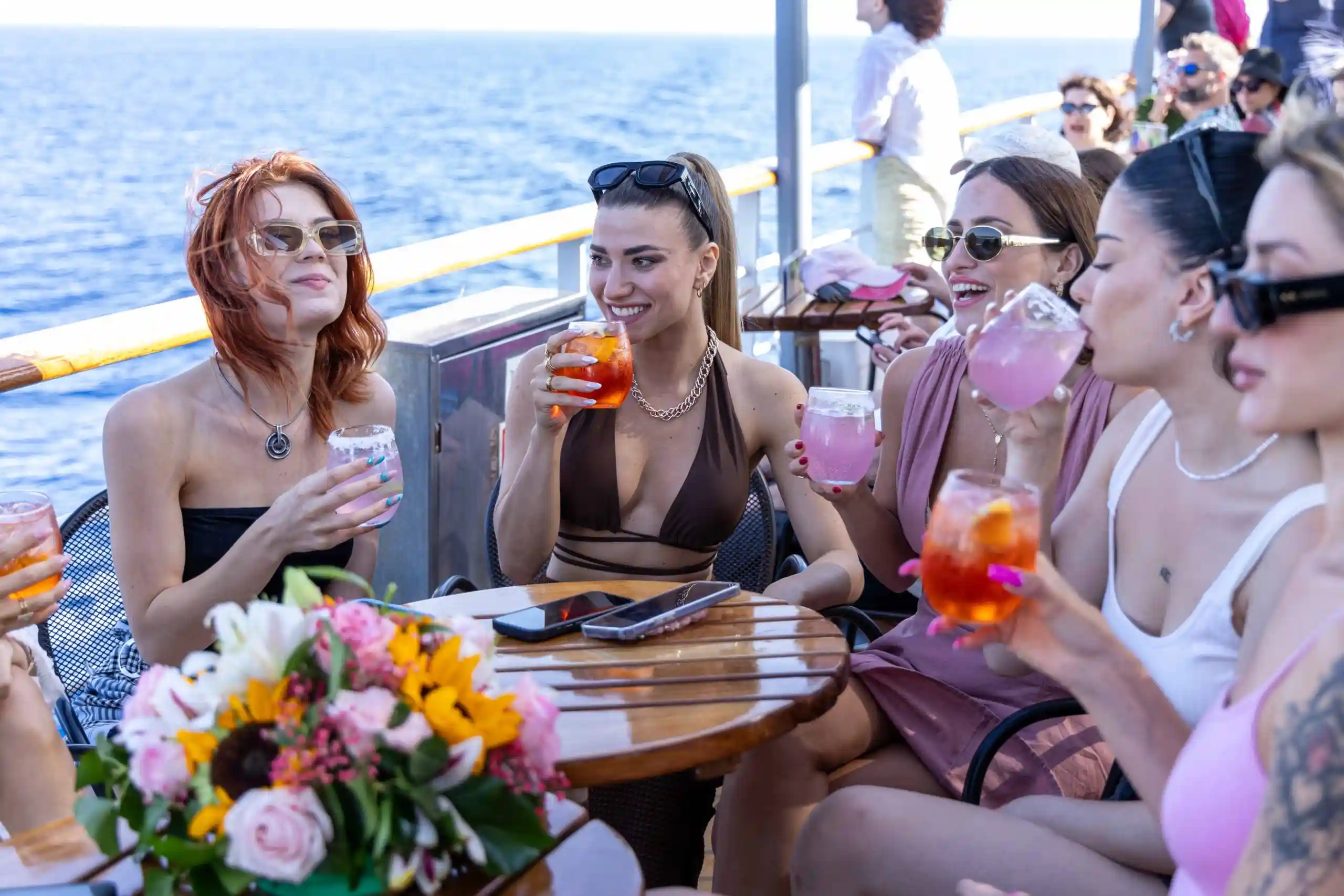 Bebidas a bordo do Athens Swimming Cruise com DJ e vistas para o mar