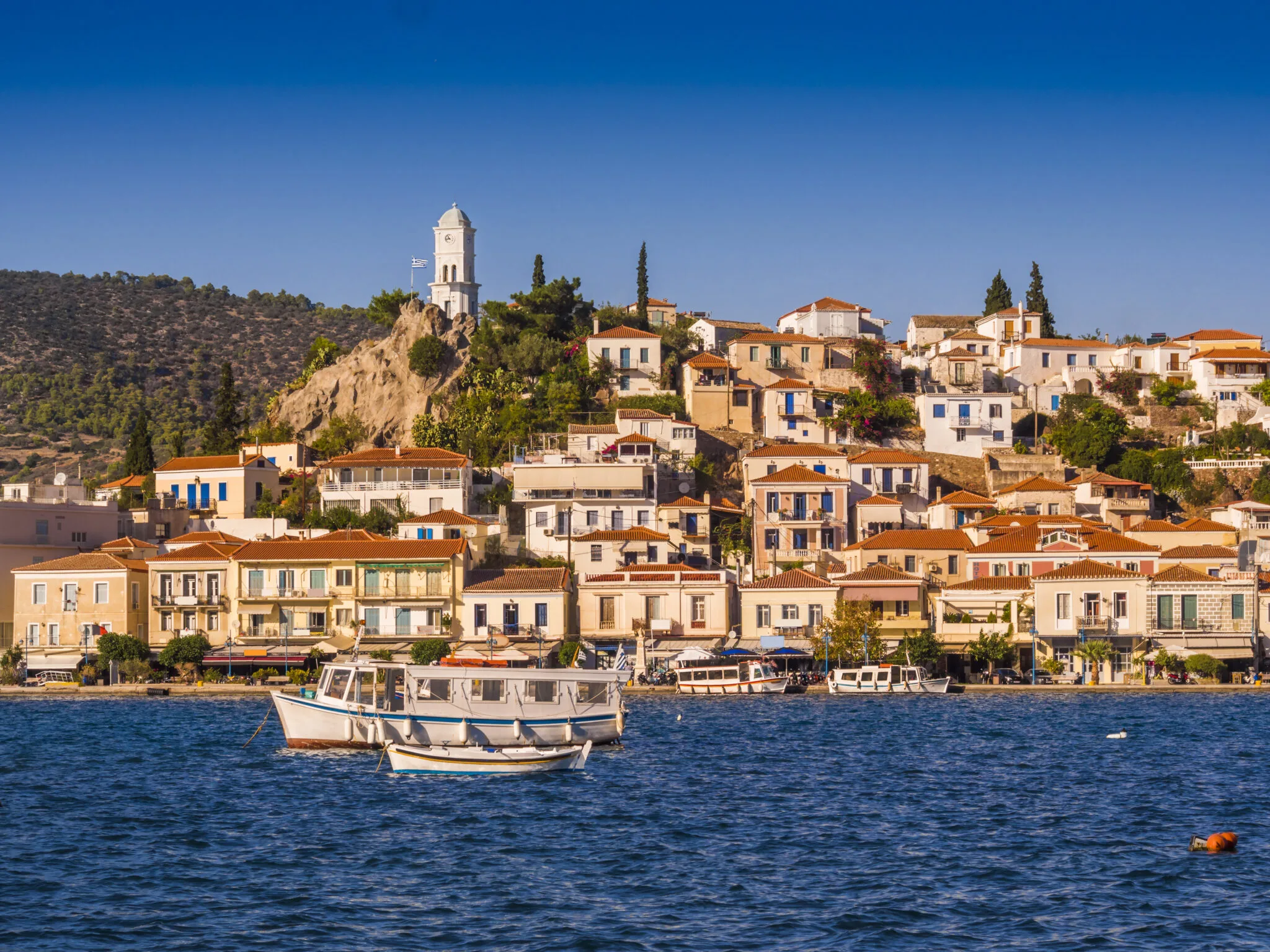 Frente marítima de Poros com edifícios coloridos e Torre do Relógio, Golfo Sarónico Grécia