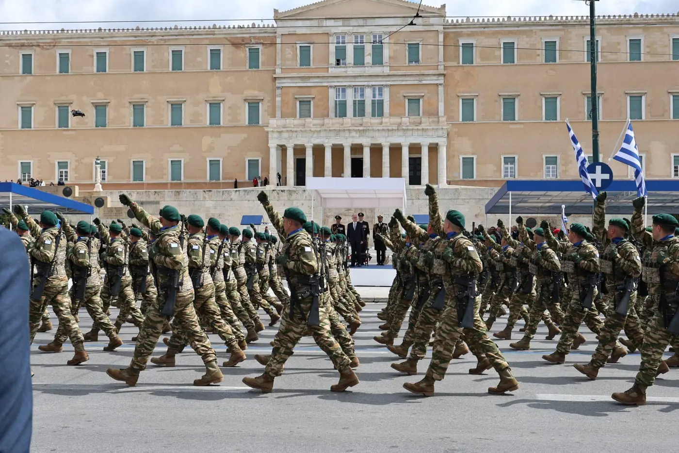 Τμήμα στρατιωτών με πράσινους μπερέδες παρελαύνει στη Βασιλίσσης Αμαλίας μπροστά στη Βουλή και την εξέδρα των επισήμων