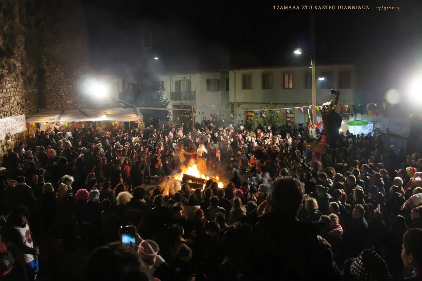 Grand feu de joie la nuit dans le château de Ioannina, entouré d’une foule