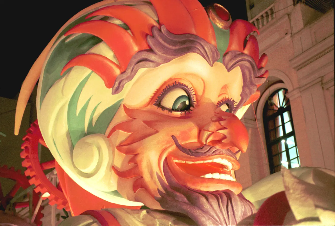 Le char du Roi Carnaval de Patras : un visage géant souriant avec un bonnet de bouffon coloré