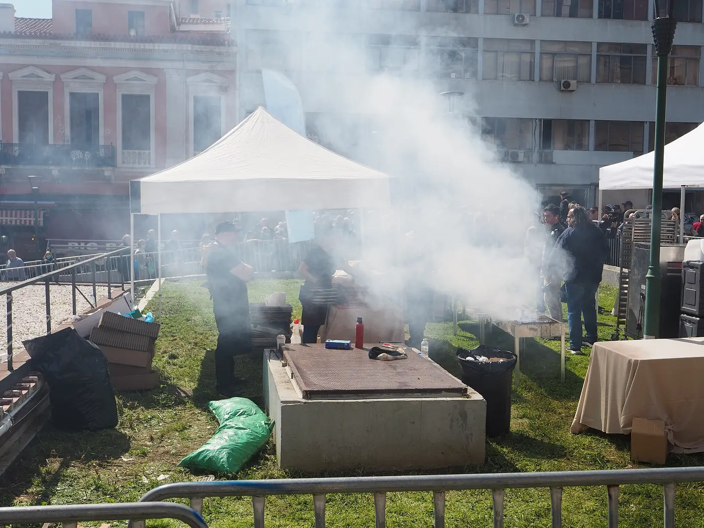 Fumée des grills de la Ville d’Athènes sur la place du marché Varvakios le jour de Tsiknopempti, avec du monde autour de tentes blanches