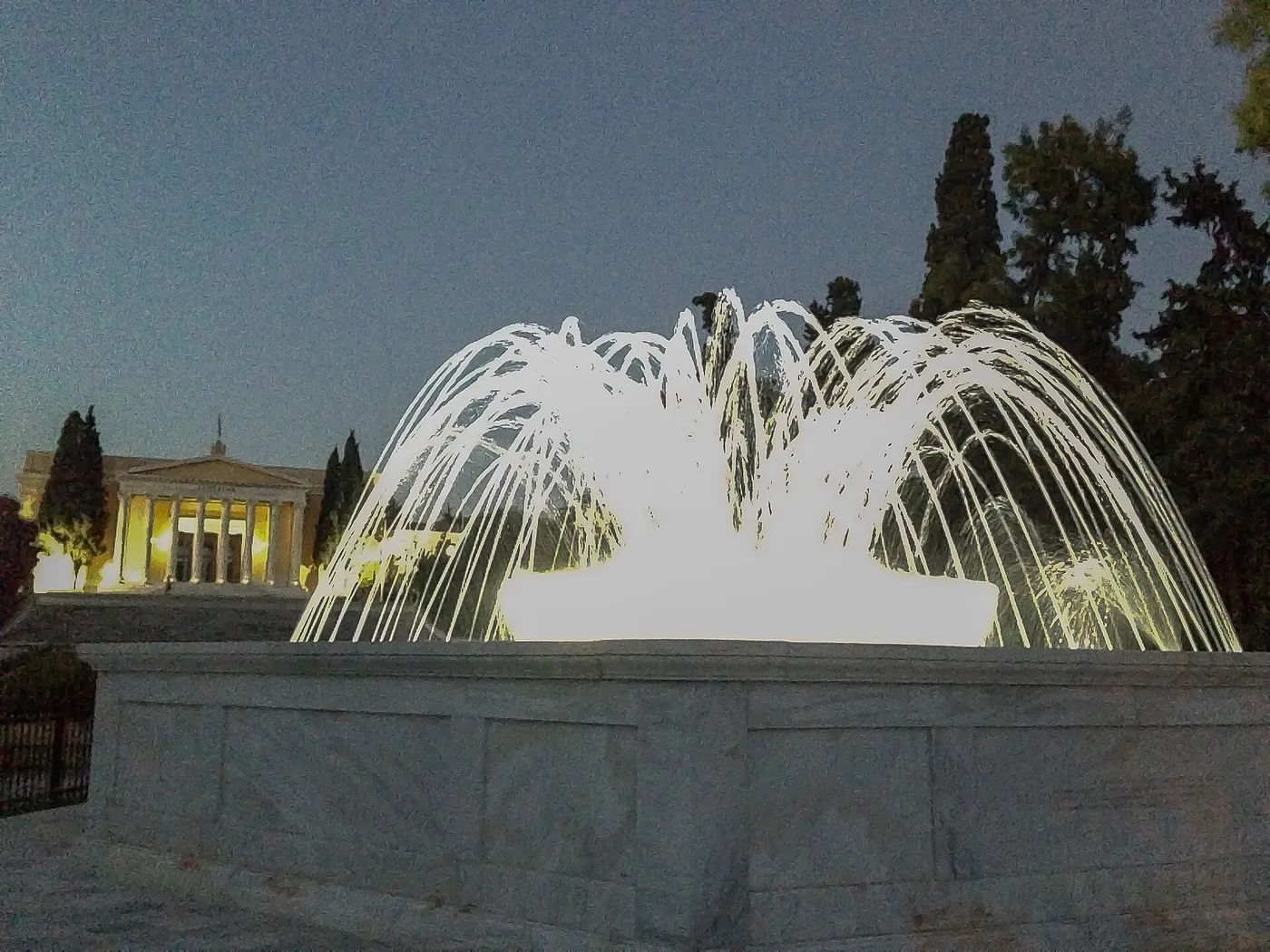 Το συντριβάνι στους κήπους του Ζαππείου, με το κτίριο του Ζαππείου πίσω