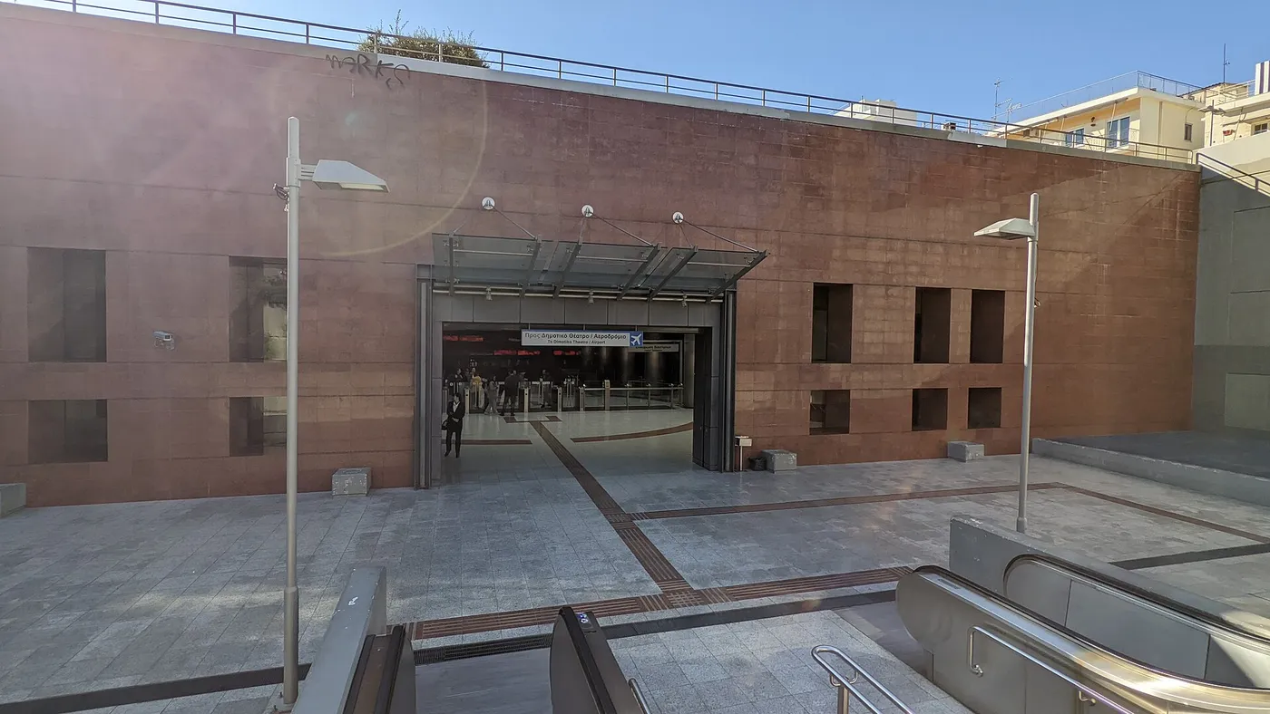 Der Osteingang der Metrostation Kerameikos mit roter Wand und Rolltreppen