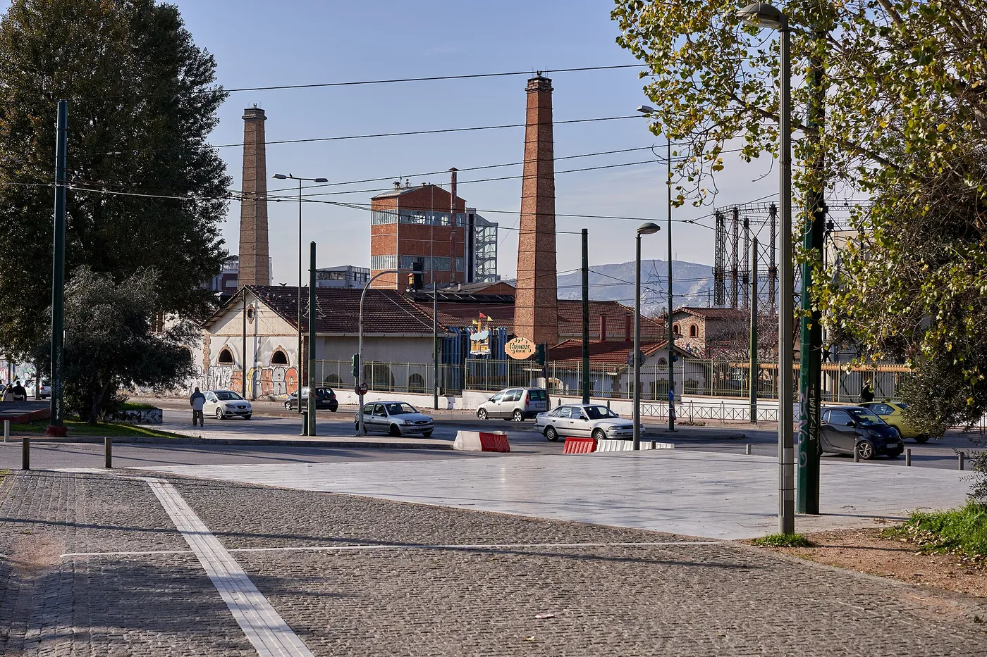 Die Technopolis vom Platz am Ende der Ermou aus, mit den Schornsteinen und einem Glasgebäude im Hintergrund