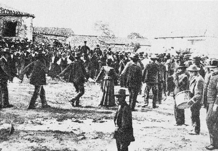 1900年的黑白照片：扎金索斯岛马赫拉多村节庆上跳舞的人群
