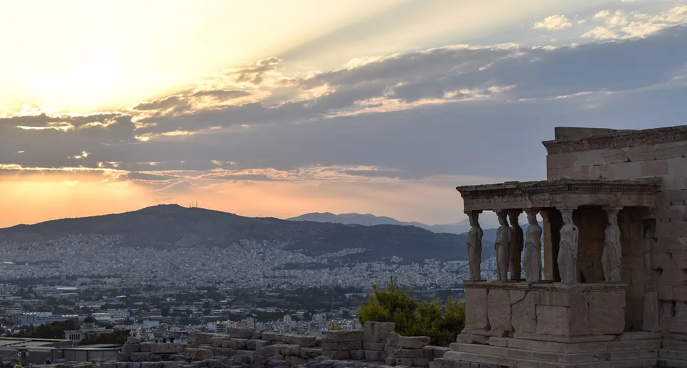 Pôr do sol sobre Atenas, com as Cariátides do Erectéion à direita