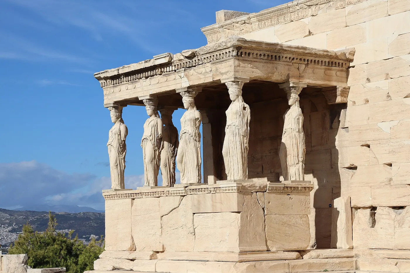 O pórtico das Cariátides do Erectéion, seis figuras femininas que seguram o telhado