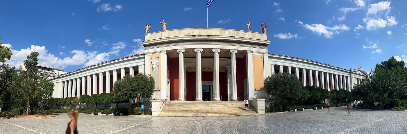 Πανοραμική φωτογραφία του Εθνικού Αρχαιολογικού Μουσείου με τη μακριά κιονοστοιχία και την πλατεία μπροστά