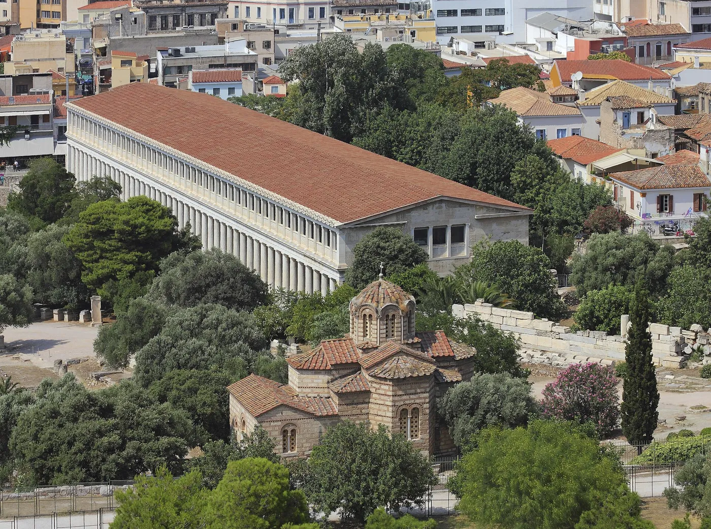 Η Στοά του Αττάλου και η βυζαντινή εκκλησία των Αγίων Αποστόλων ανάμεσα στα δέντρα της Αρχαίας Αγοράς, από ψηλά