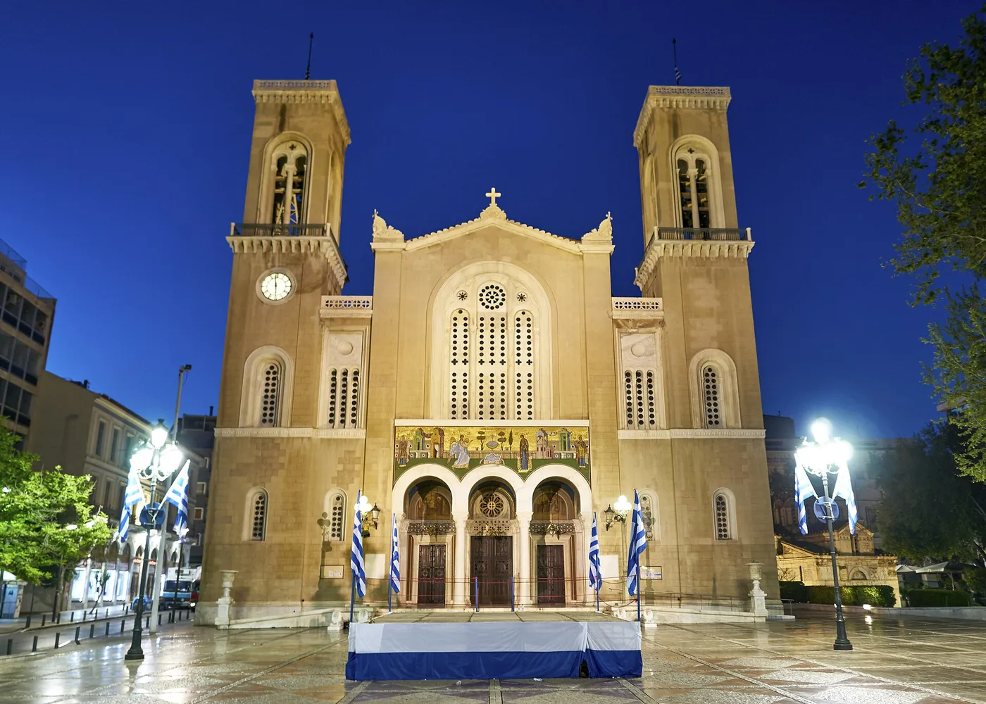 La catedral metropolitana de Atenas con sus dos campanarios, iluminada al atardecer, y la plaza delante
