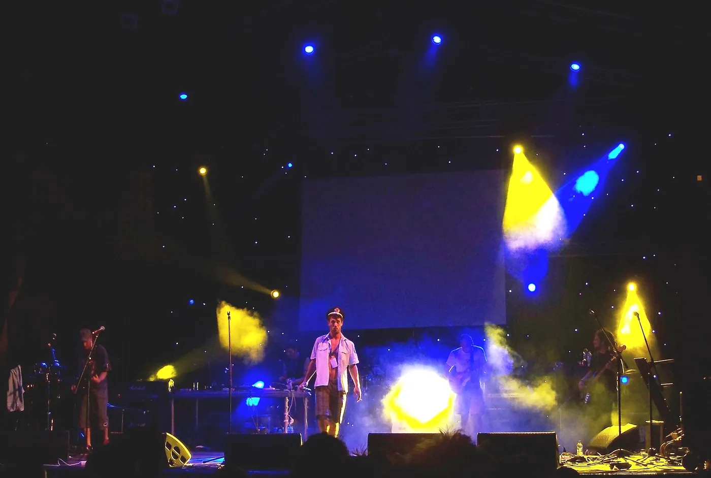 El grupo Rodes en el escenario bajo luces amarillas y azules, en un concierto del Día Europeo de la Música