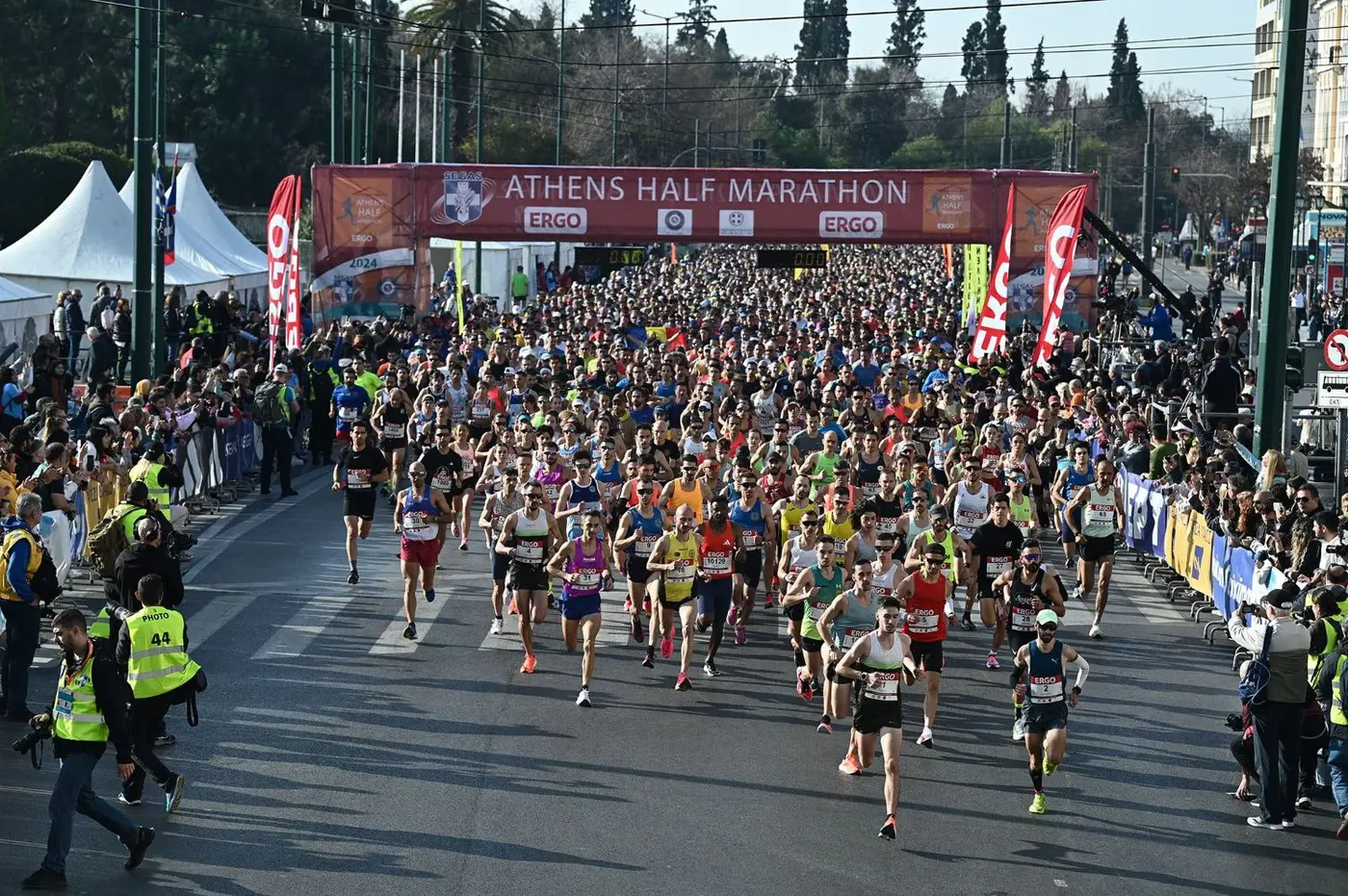 Το πρώτο γκρουπ δρομέων ξεκινά κάτω από την κόκκινη αψίδα του Athens Half Marathon στη Βασιλίσσης Αμαλίας