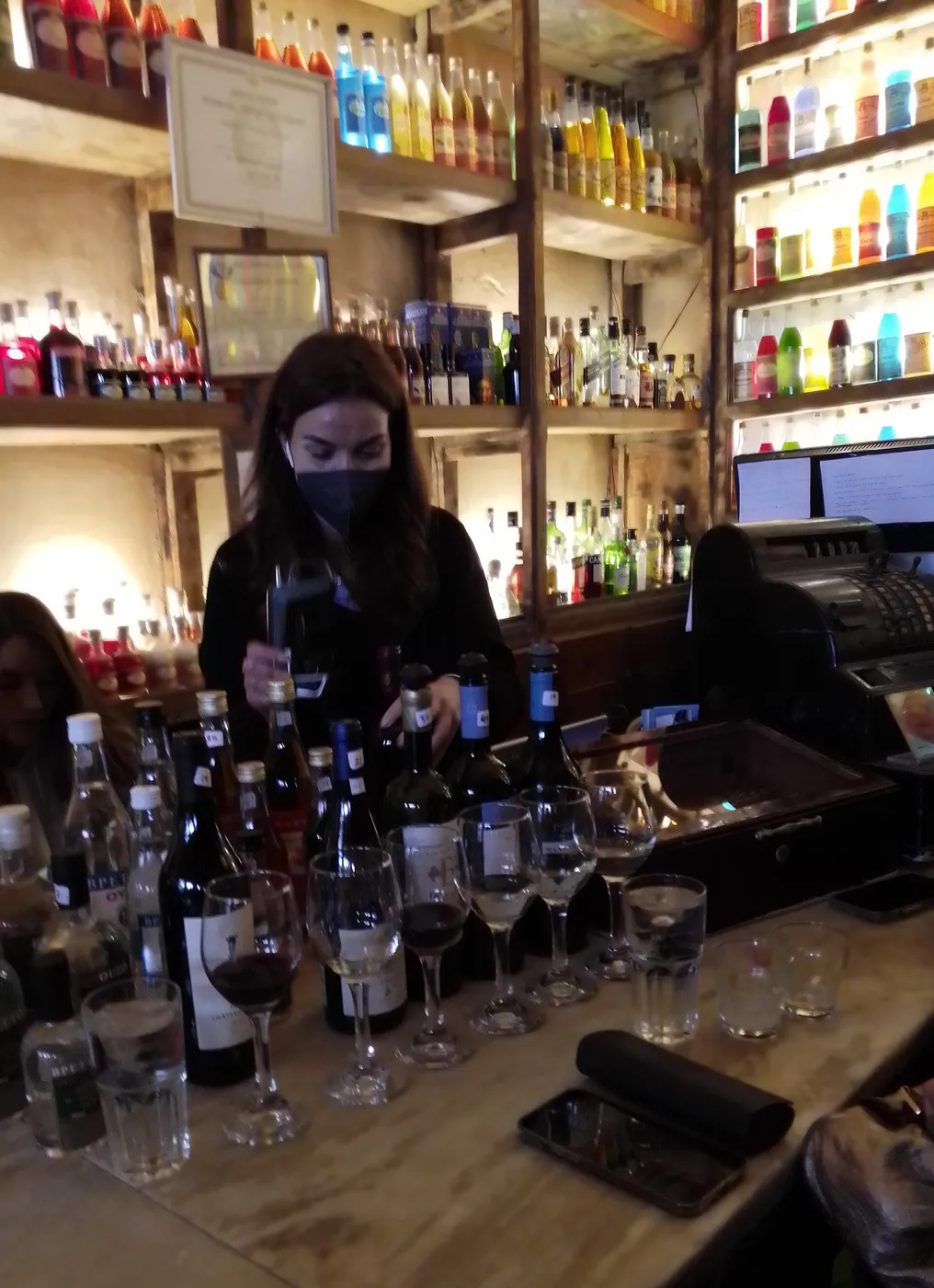 Dégustation dans un bar de Plaka, avec verres et bouteilles sur le comptoir