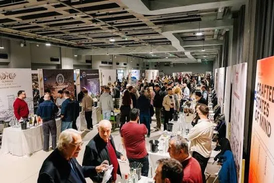 Les allées de l’Oenorama pleines de visiteurs, avec des stands de domaines de chaque côté