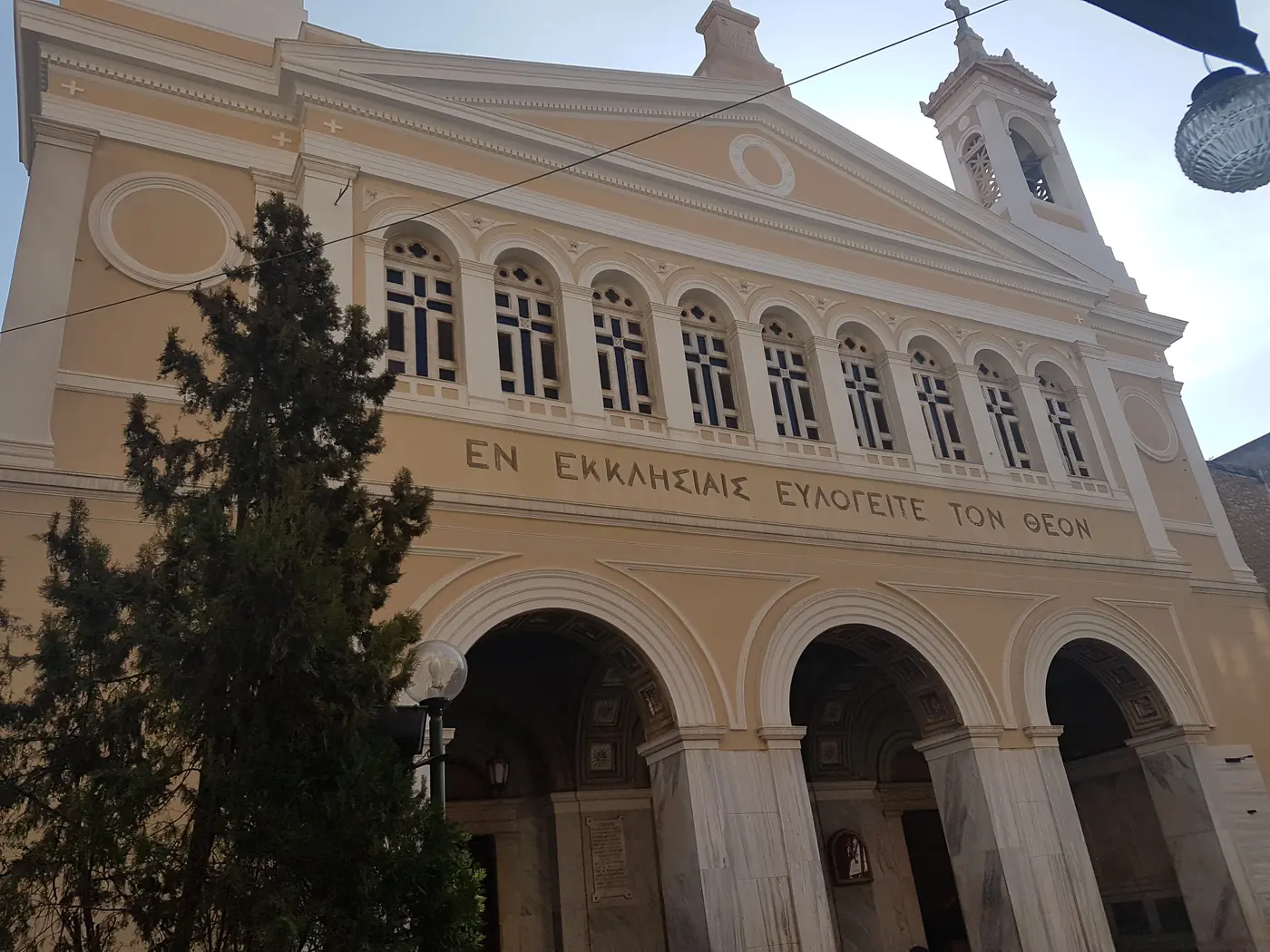 La façade d’Agia Irini dans la rue piétonne Aiolou, avec les arcades de l’entrée et le clocher