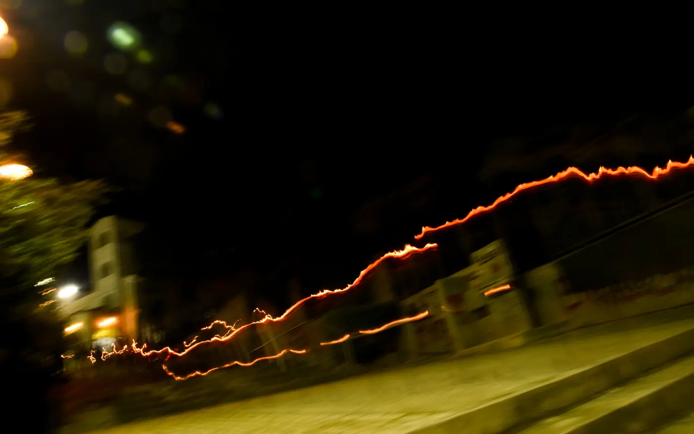 Traînées de lumière des cierges des gens qui rentrent chez eux après la Résurrection, photo en pose longue