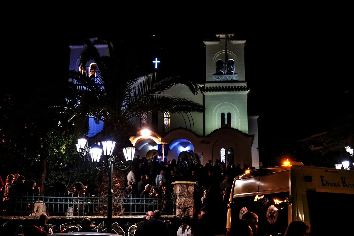 Une église illuminée à Kallithea la nuit du Samedi saint, avec la foule dehors sur le parvis