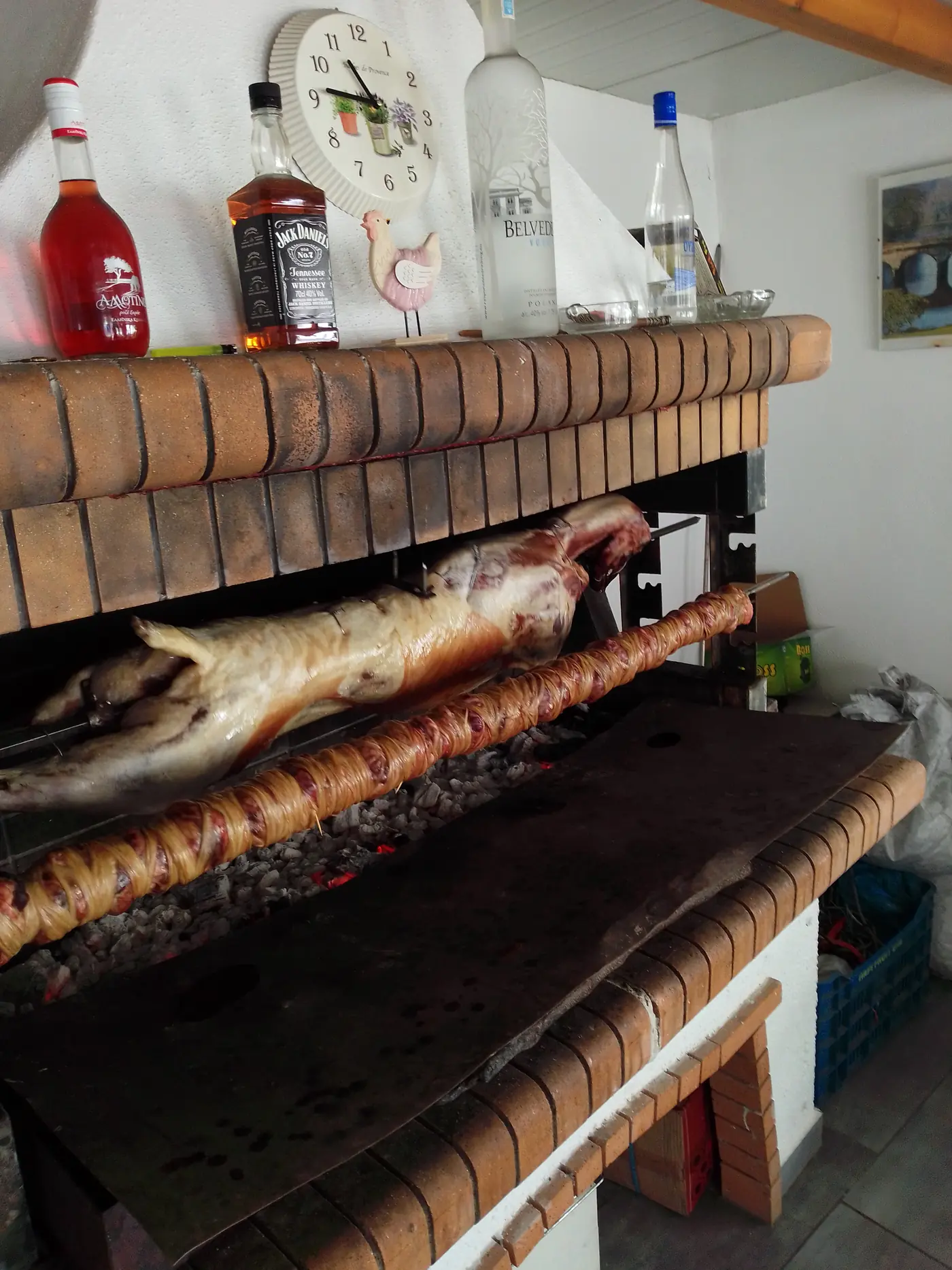 Agneau et kokoretsi à la broche sur la braise dans une cour le dimanche de Pâques