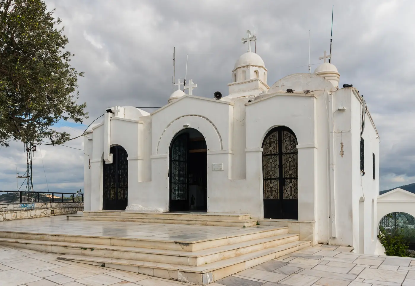 La petite église blanche d’Agios Georgios au sommet du Lycabette, avec son clocher et son parvis pavé