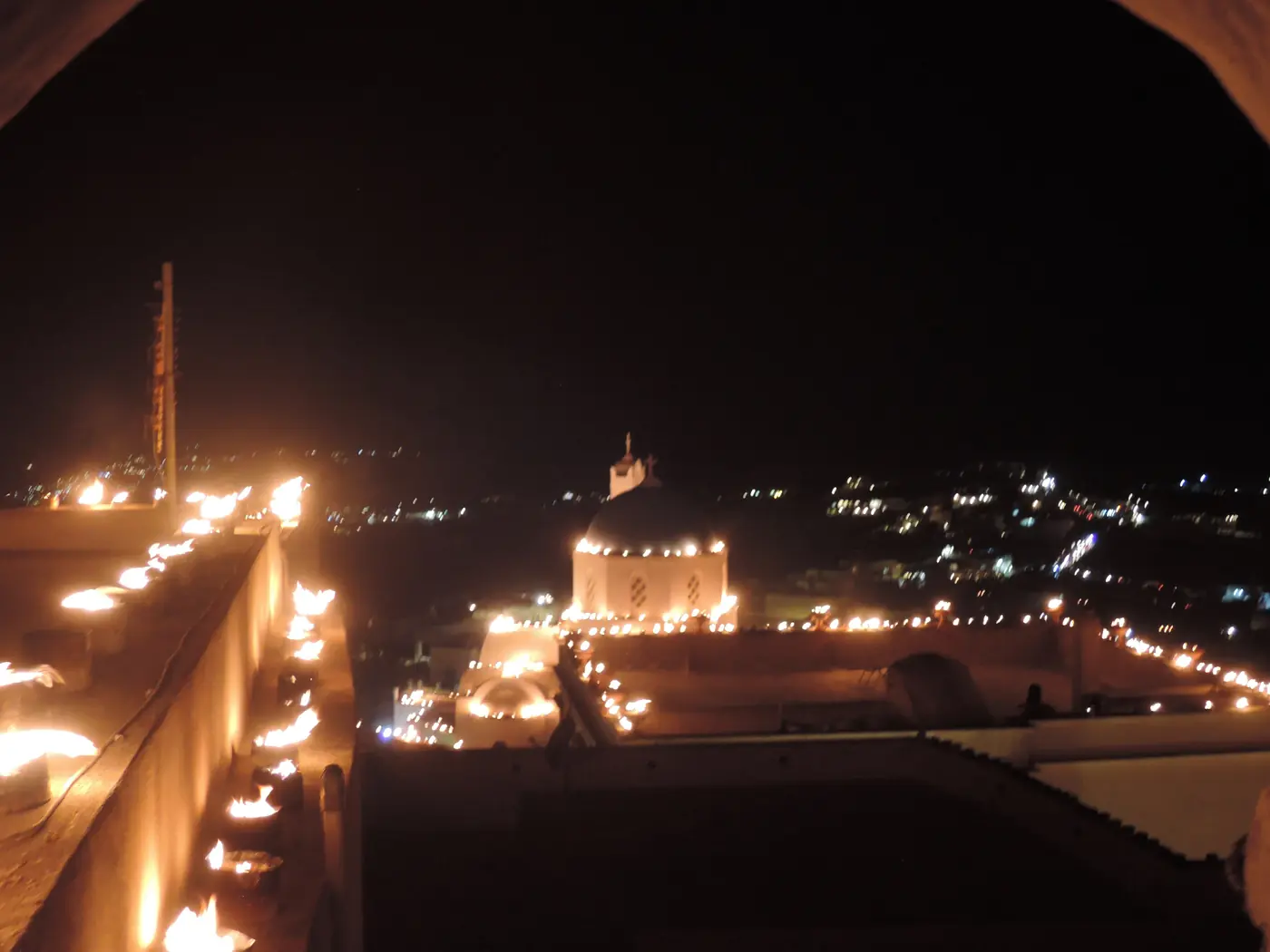 Pyrgos à Santorin la nuit du Vendredi saint, avec des milliers de lanternes sur les toits et les murs