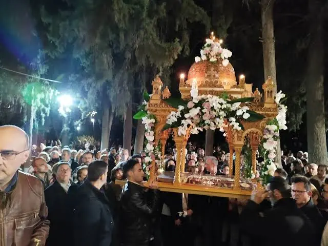 L’Épitaphe décoré, aux cierges allumés, est porté la nuit sous les arbres du Pedion tou Areos, entouré par la foule