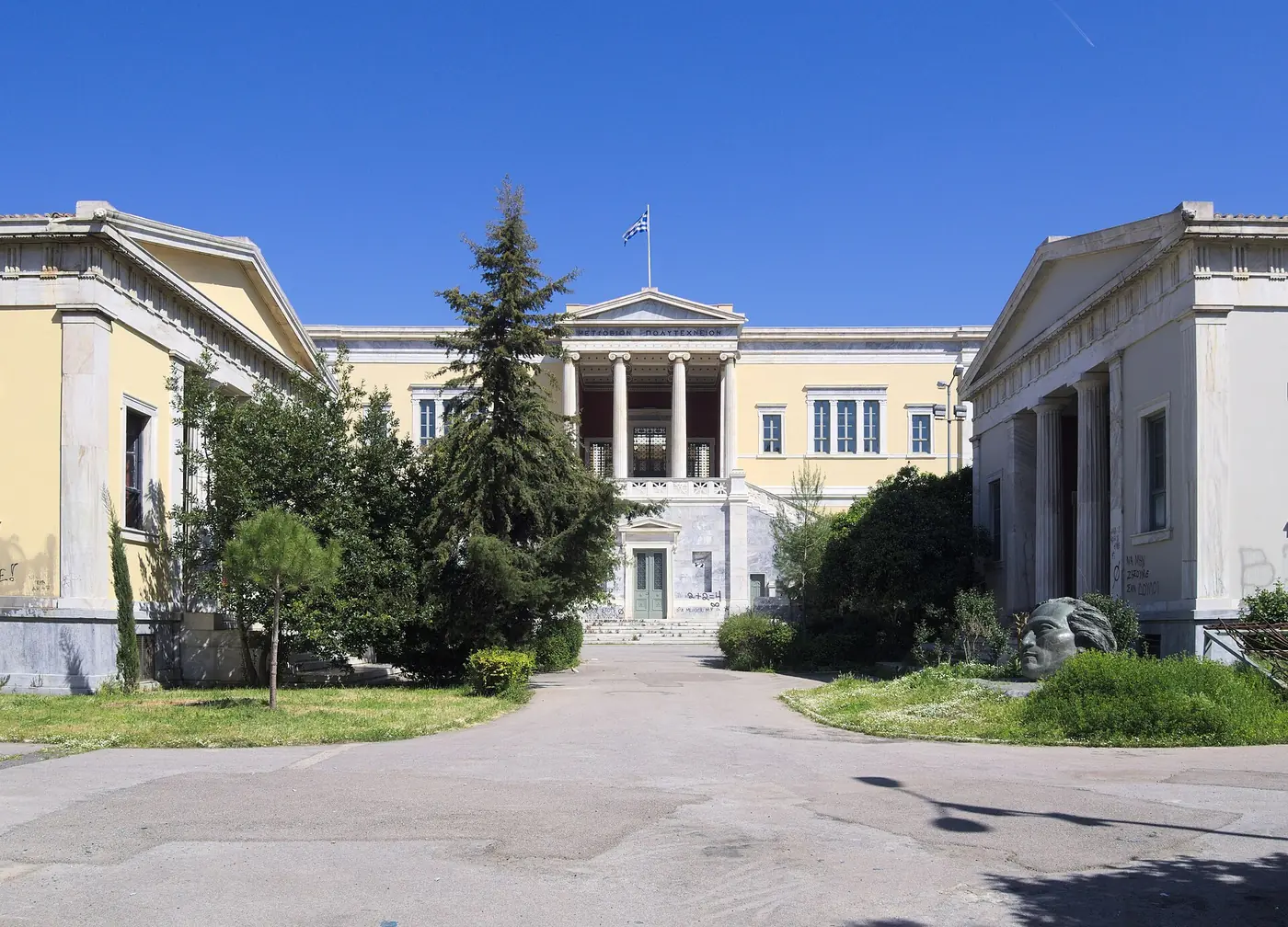 Il cortile del Politecnico visto dall’ingresso di via Patision, con l’edificio Averof sullo sfondo e il memoriale a destra