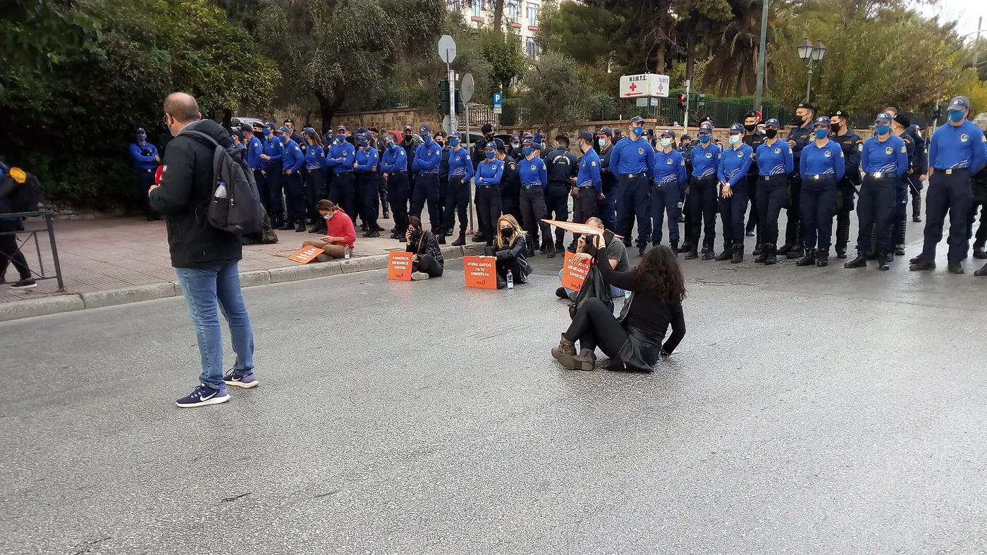 Agenti di polizia schierati di fronte a un piccolo gruppo di persone in strada vicino al Politecnico nell’anniversario del 2020