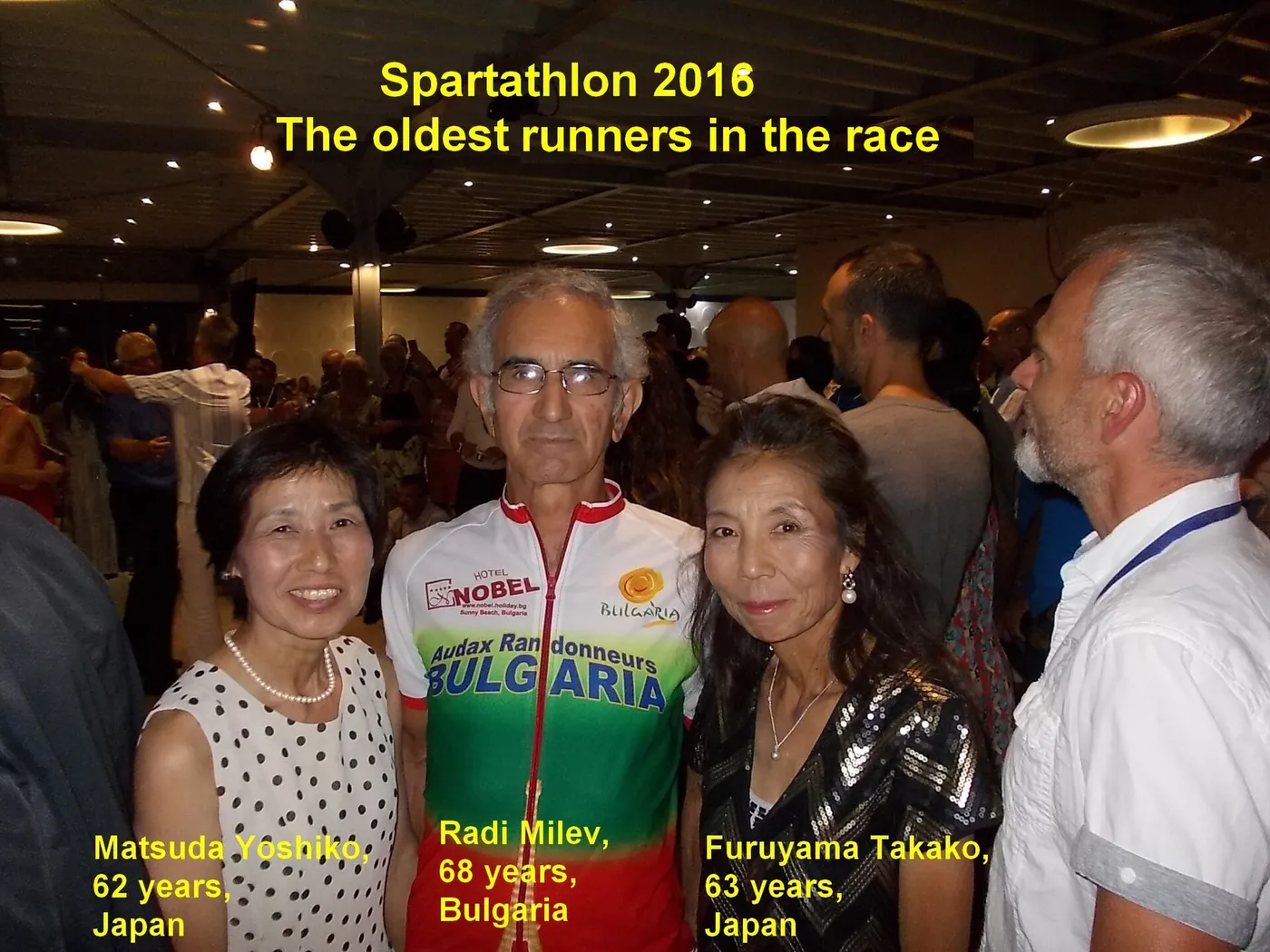 三位2016年斯巴达松选手，两位日本女选手和一位保加利亚男选手，在与其他运动员同在的大厅里