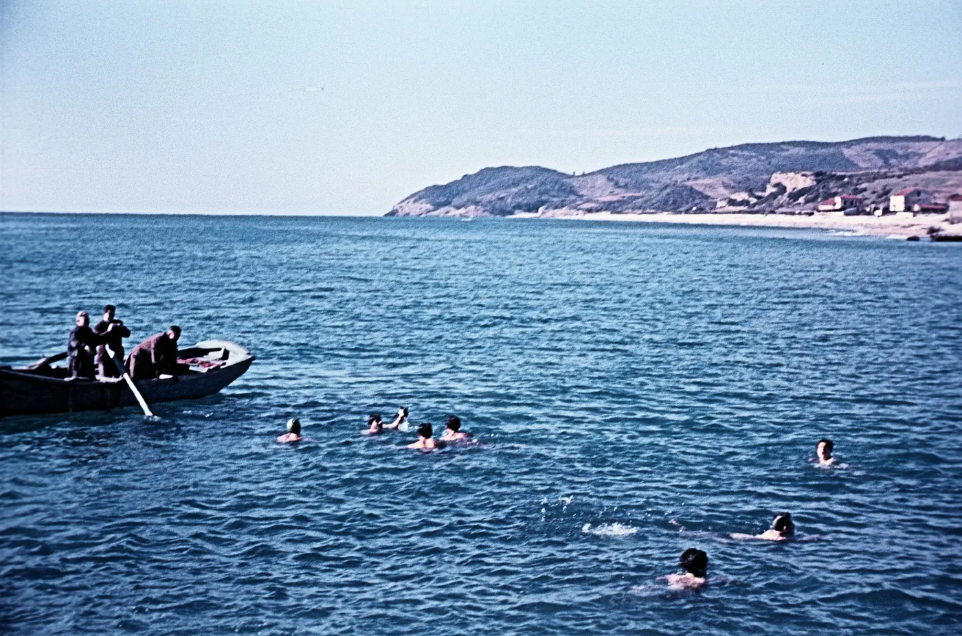 Цветна снимка от 1959 г.: плувци в морето край Тасос плуват около лодка, за да хванат кръста