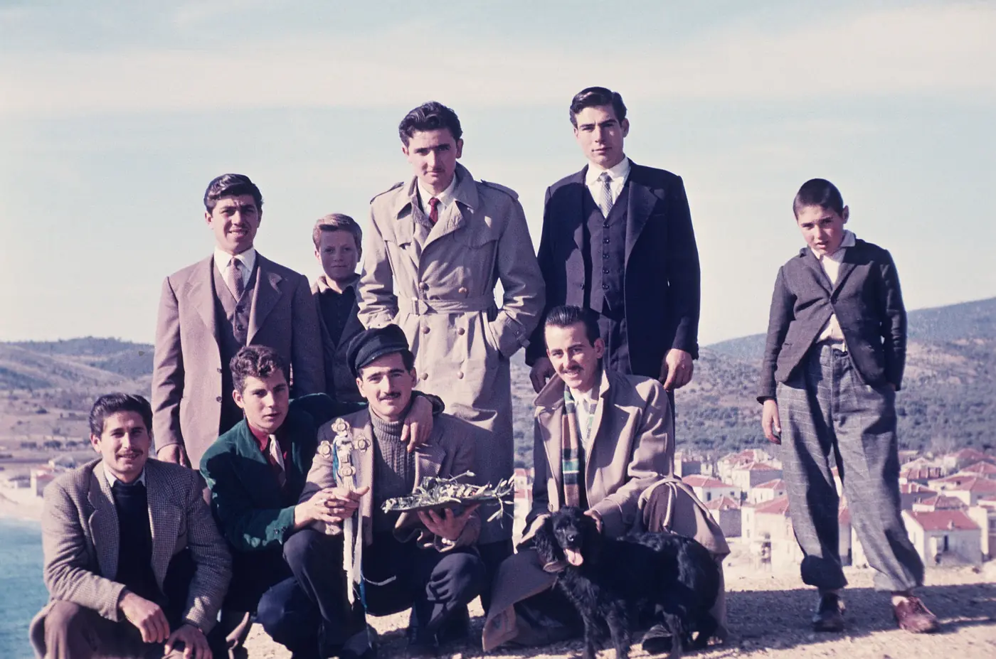 Група младежи в костюми позират на Тасос през 1959 г. с победителя, който държи кръста от Богоявление