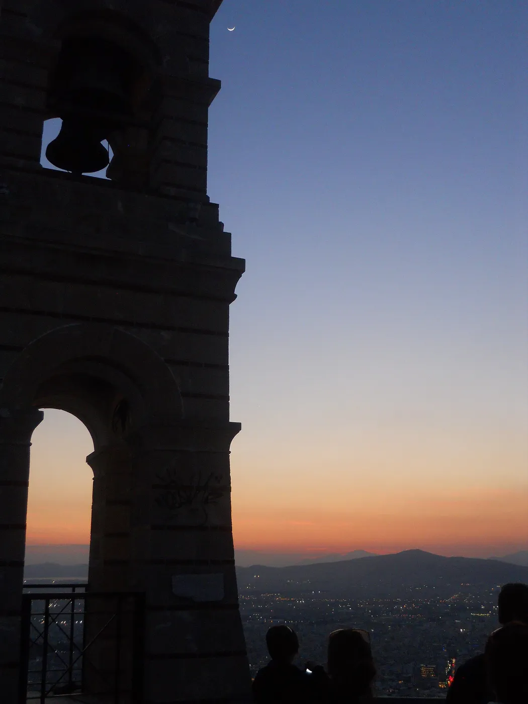 Il campanile del Licabetto al tramonto, con Atene sotto