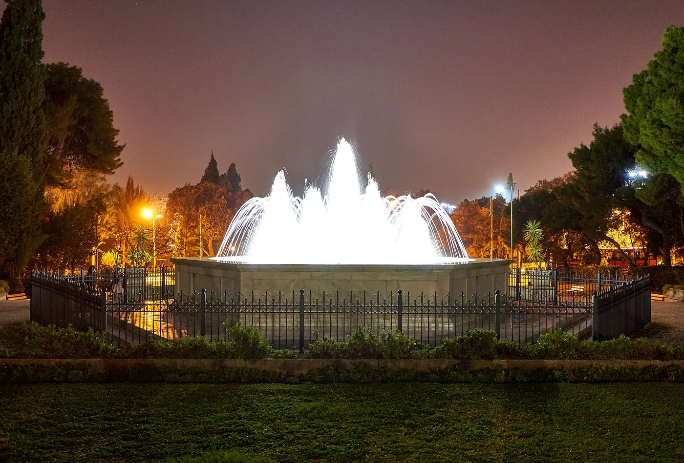 La fontana illuminata dei giardini dello Zappeion di sera