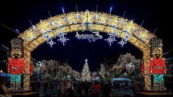 Lichtboog met sterren en de tekst Ermou aan het begin van de voetgangersstraat, met tinnen soldaatjes aan beide kanten en de boom van Syntagma op de achtergrond