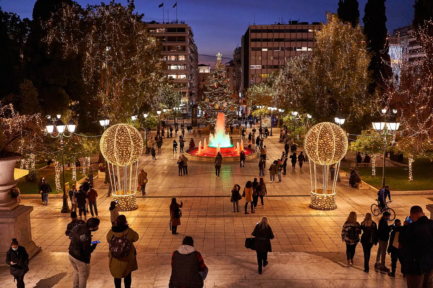 Het Syntagmaplein in december met lichtgevende gouden ballen in de bomen en het lege plein met de fontein