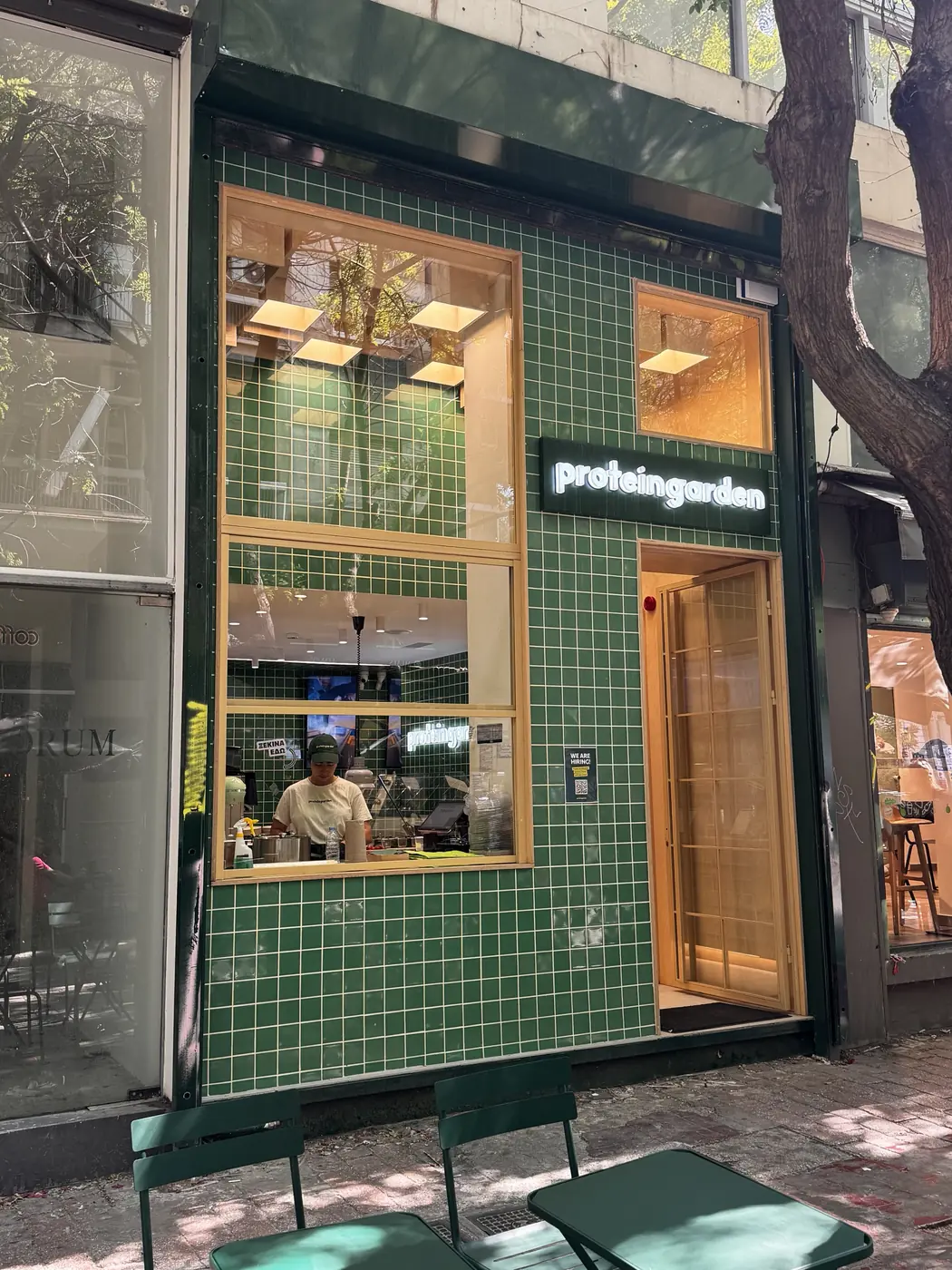 Η πρόσοψη του Protein Garden στη Χέιδεν 8, με πράσινα πλακάκια, μεγάλα ξύλινα παράθυρα και ξύλινη πόρτα