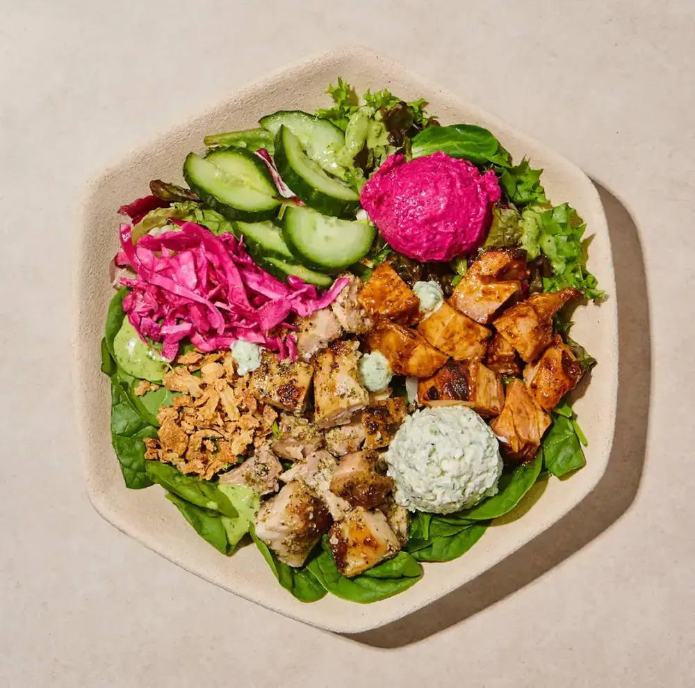 Chicken Power Salad: κοτόπουλο με αγγούρι, τουρσί λάχανο και αλοιφή παντζαριού